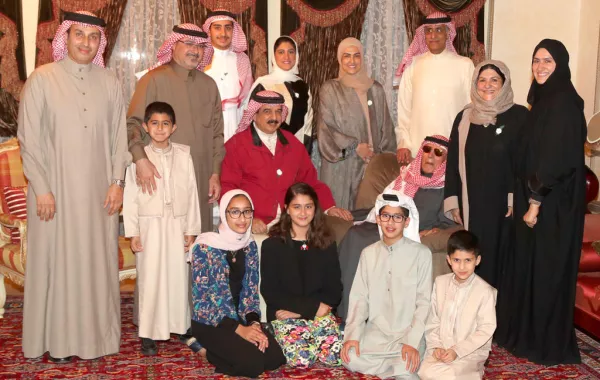 ملك البحرين يزور المفكر والأديب محمد جابر الأنصاري في منزله