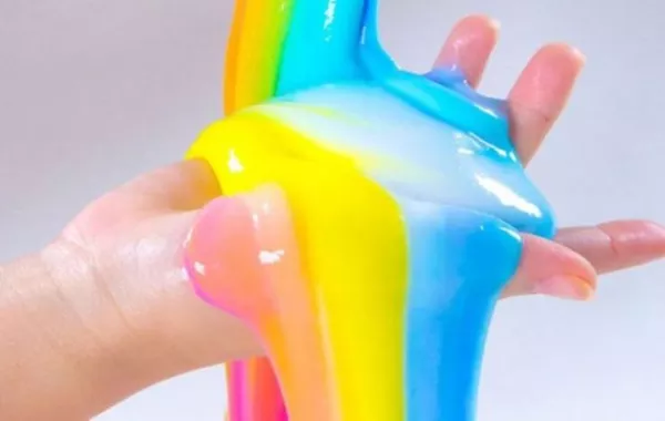 لعبة «سلايم» خطرة على الأطفال.. وتوجه لمنعها