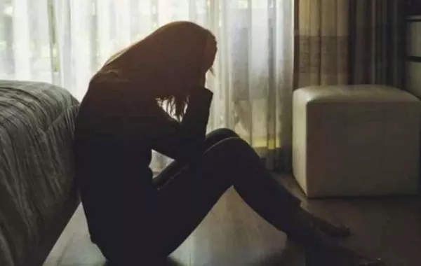 استخدامك لهذه الكلمة كثيراً قد يعني إصابتك بـ «القلق أو الاكتئاب»؟