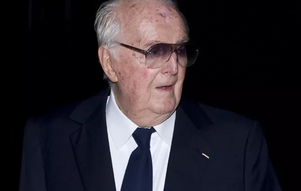 وفاة مصمّم الأزياء الفرنسي Hubert de Givenchy عن عمر ناهز 91 عاماً
