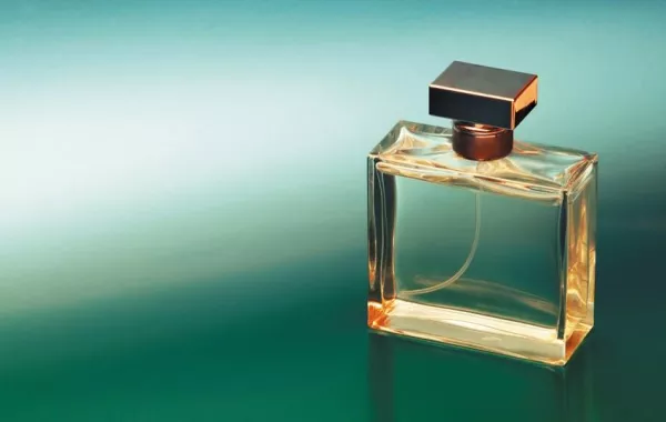 زجاجة عطر تحرق رجلًا وابنه!