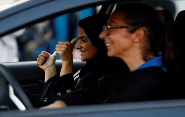 للمرة الأولى.. السماح للمرأة في السعودية بالعمل موثقة وكالات