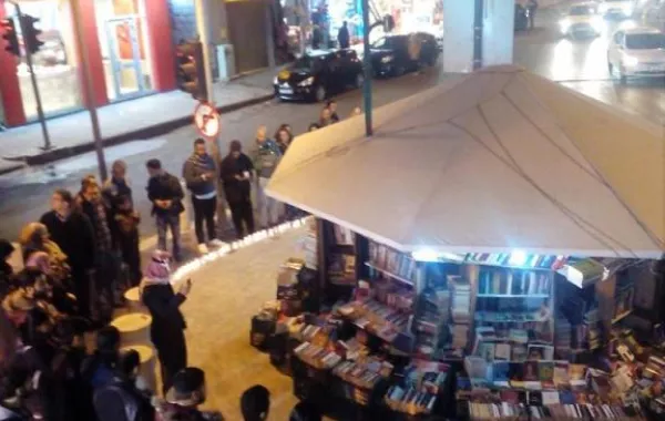 إشعال ألف شمعة لروح صاحب مكتبة "خزانة الجاحظ" في عمّان