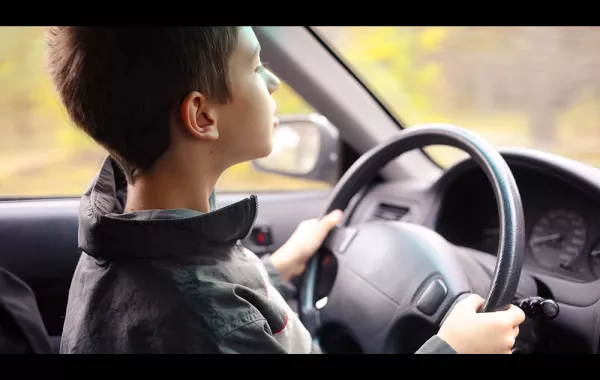 فيديو.. طفل يقود سيارة بطريقة جنونية في شارع سريع