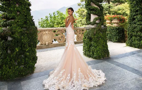 صور فساتين زفاف السيرين للعروس الرشيقة