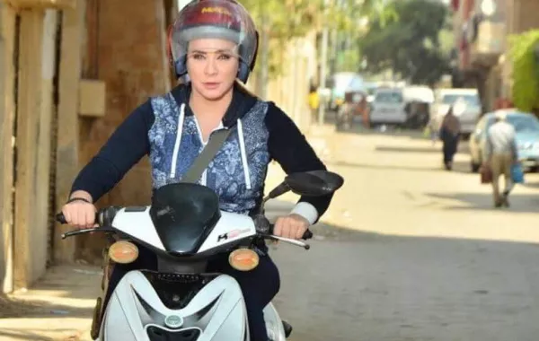 بالصورة .. سلاف فواخرجي تتعلم ركوب الدراجة النارية ولم تحسم مصير فيلمها بعد