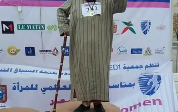 مُسنة مغربية تخطف الأنظار في سباق نسوي