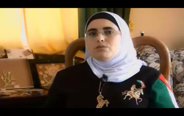 أردنية تحول الأدوية التالفة للوحات فنية.. كيف؟