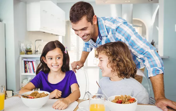 دليلك في التصرف إذا حاول طفلك إحراجك أمام الغرباء