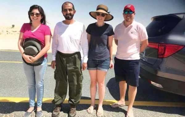 محمد بن راشد يساعد أسرة علقت سيارتها في الرمال
