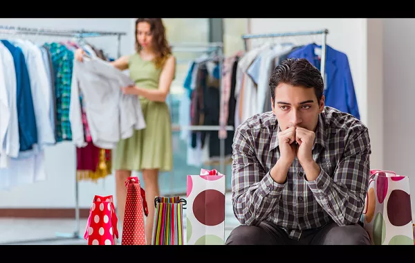 فيديو.. أزواج في انتظار زوجاتهم لإنهاء التسوق