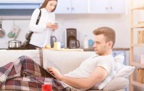 أدفع مصاريف البيت وزوجي يلهو على مواقع الجنس!