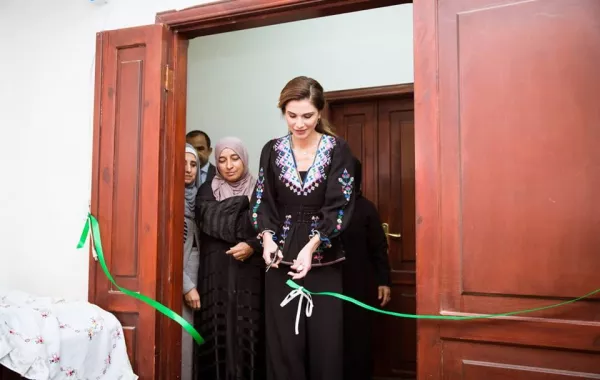 الملكة رانيا تزور جمعية سيدات مأدبا الخيرية