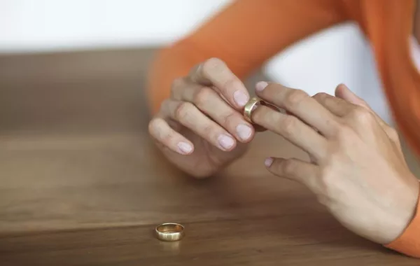مغربية تجمع بين زوجين أحدهما سعودي