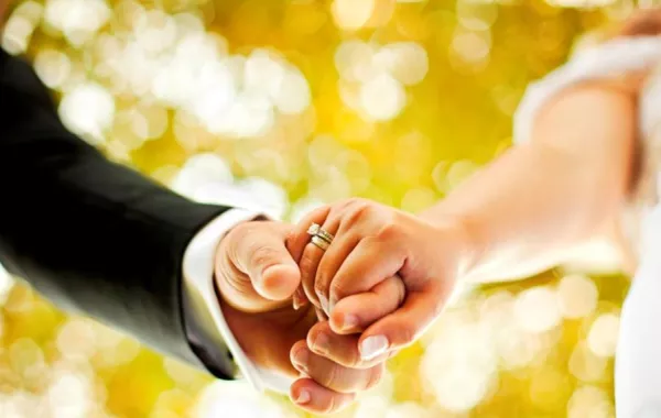 المتزوجون أكثر عرضة للإصابة بالسمنة من العزاب