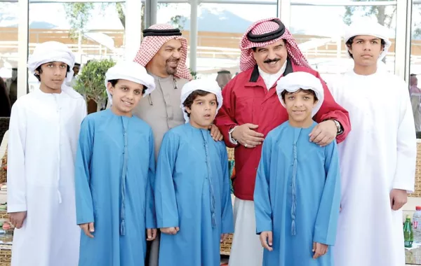 ملك البحرين يكرم سفير الإمارات، بوسام البحرين من الدرجة الأولى