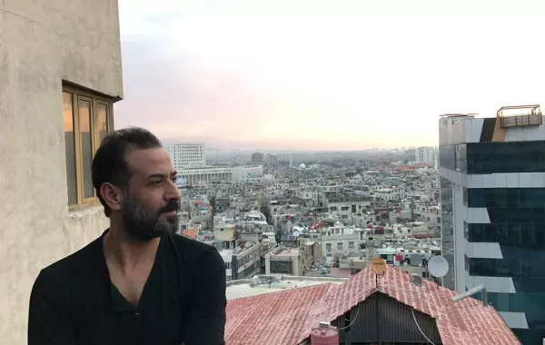 عبد المنعم عمايري برفقة أطول شاب في سوريا تعرّفوا إليه
