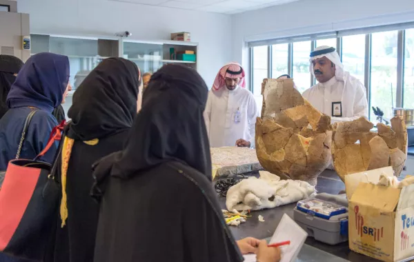 طالبات كلية الآثار بجامعة الملك سعود يتعرفن إلى طرق الترميم