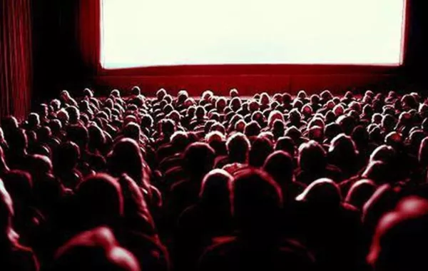 فارق الحياة في السينما بسبب هاتفه المحمول!