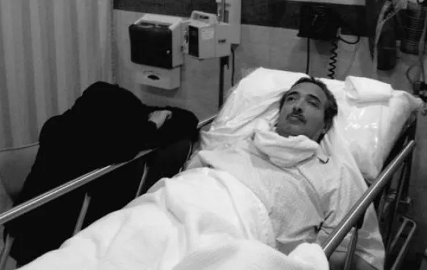 سعودية تجسد الوفاء بمرافقتها 25 عامًا لزوجها المعاق