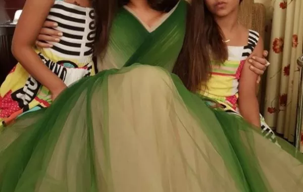 بالفيديو: شيرين عبد الوهاب تغني وابنتها "تعزف"