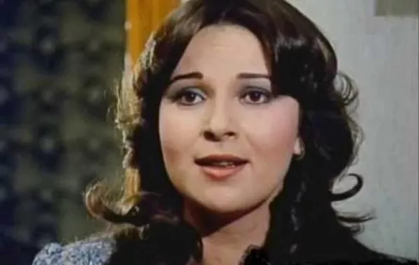 مي نور الشريف تنشر صورة حديثة لخالتها نورا.. هل عادت من رحلتها العلاجية؟