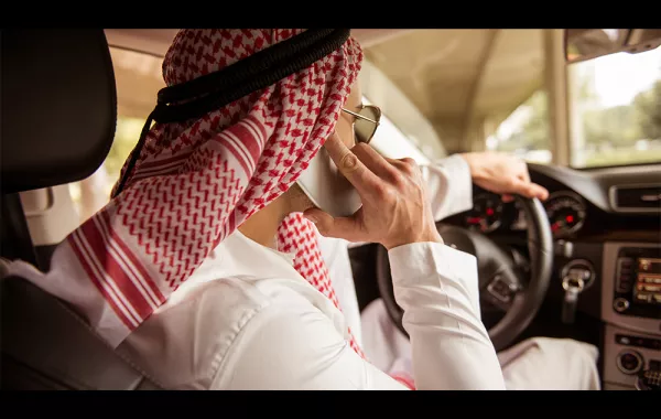 فيديو.. سعودية تضرب ابنها لمغازلته فتاة