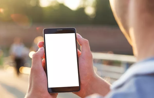 فني هواتف يبتز فتاة بنشر صورها