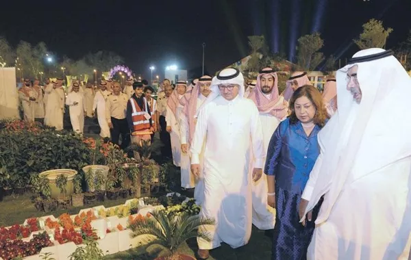 القنصل الأمريكي تشيد بجمال الزهور والنباتات في ربيع الشرقية