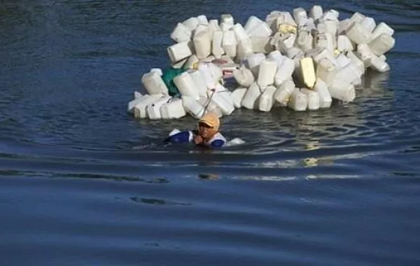 إندونيسية تسبح 4 كيلومترات يومياً للحصول على مياه الشرب