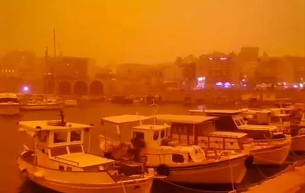 فيديو.. جزيرة كريت تتحول إلى اللون البرتقالي