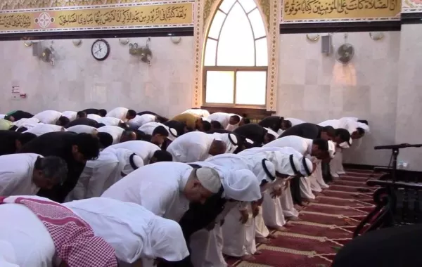 «شرطة مكة» تكشف ملابسات فيديو سرقة المصلين أمام مسجد بجدة