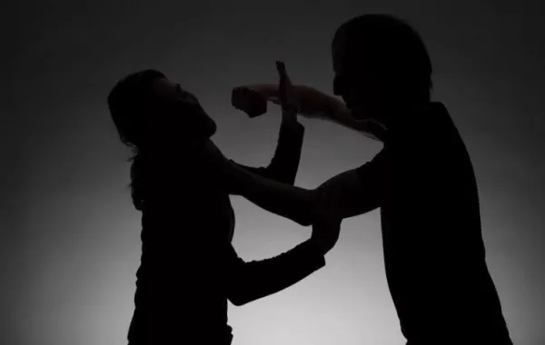 عذّب طليقته وحلق شعرها ورماها من شرفة المنزل