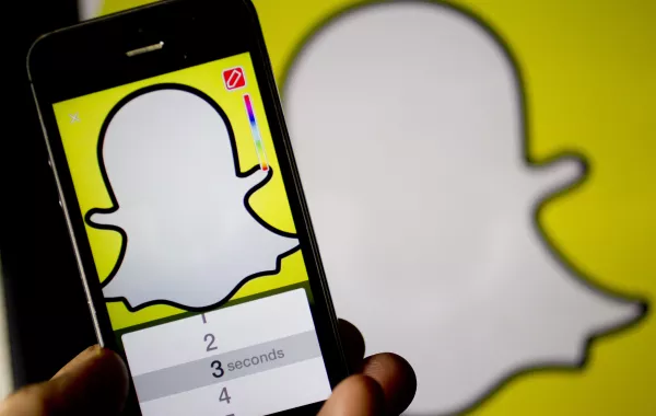 في أبوظبي.. 30 ألف مخالفة بسبب "سناب شات"
