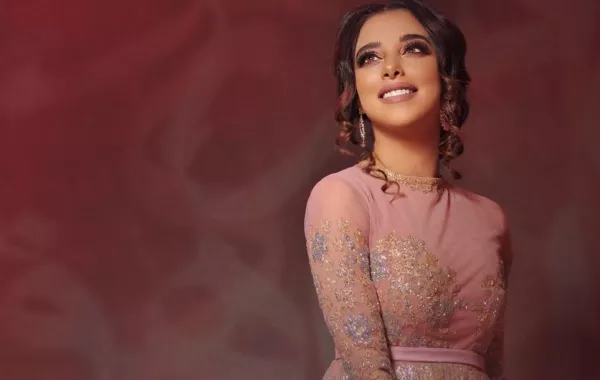 بلقيس حامل بـ "تركي" ووالده جهّز ملابس تحمل إسمه