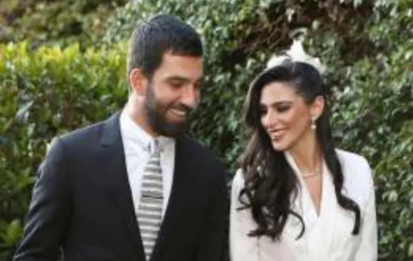 نجم برشلونة السابق يهدد بتحطيم رأس من يتحدّث مع زوجته
