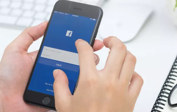 الأزمات تطارد فيس بوك.. تفاصيل مخيفة لمستخدميه