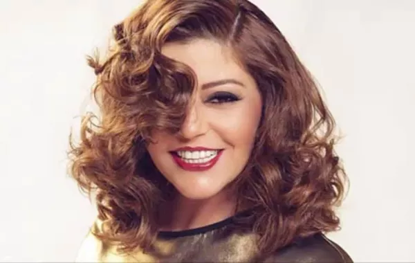 فستان سميرة سعيد يعيدها إلى سنّ المراهقة
