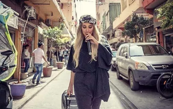 بالصور: مايا دياب تغني للمحتاجين وتتعرّض للهجوم