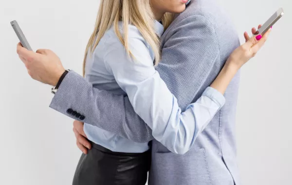 عقوبة لـ "تجسس" الأزواج على الهاتف في السعودية