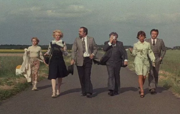 عرض الفيلم الكلاسيكي الفرنسي "سحر البرجوازية الخفي" في شومان