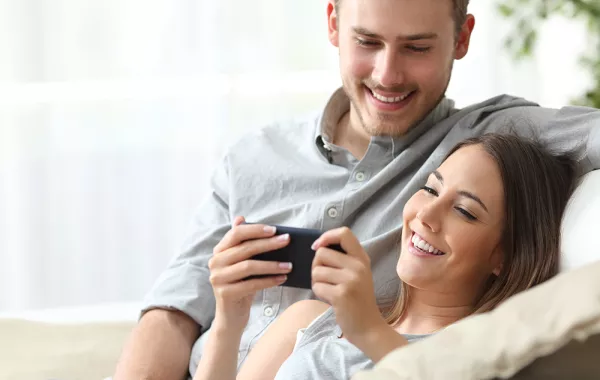 من حقي أن أبحث في هاتفك!