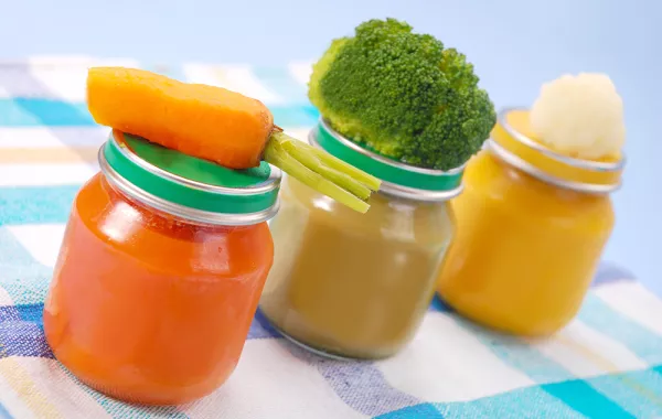 فوائد عبوات الأكل الجاهزة في غذاء المولود