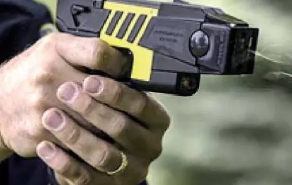 أمريكا.. أم تستخدم مسدساً صاعقاً لايقاظ ابنها من نومه