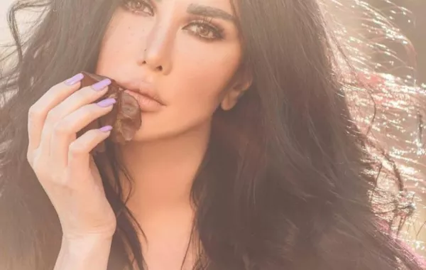 بالصور .. جيني أسبر تتألق بالزهري وتستعد لمسلسل بدوي جديد