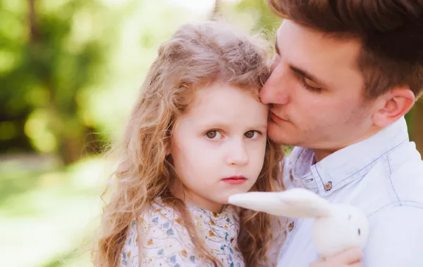 خطوات اتبعيها لتمنعي تعلق طفلك الزائد بالألعاب