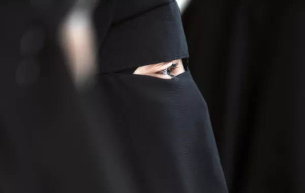 المصادفة تكشف جثة سيدة نُسيت داخل مركبة في السعودية
