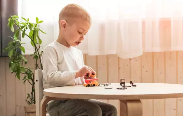 طفلي عمره 3 سنوات ولا يجلس أو يتحرك