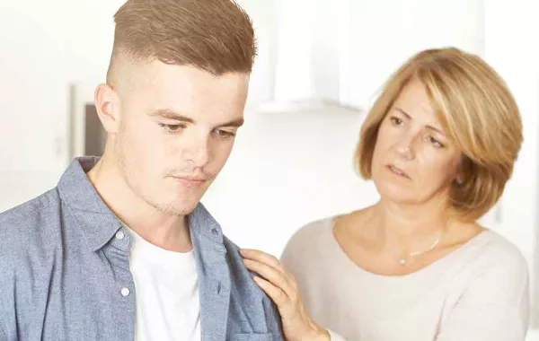 في سن المراهقة.. 4 طرق تحمين بها ابنك