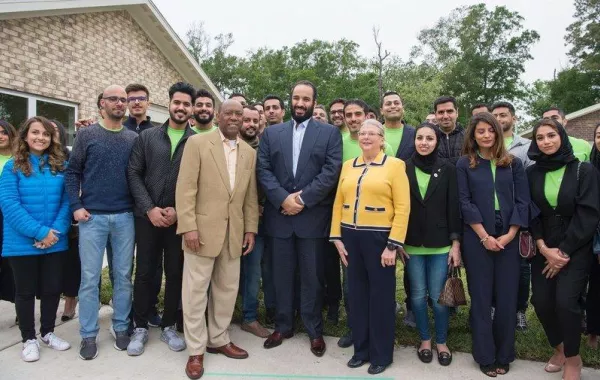 بالصور.. محمد بن سلمان يزور منازل تضررت من إعصار "هارفي" 